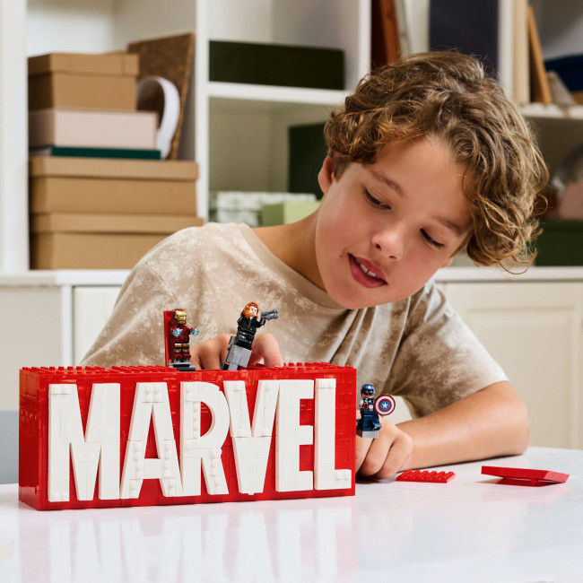 76313 MARVEL logotips un minifigūras