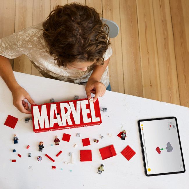 76313 MARVEL logotips un minifigūras