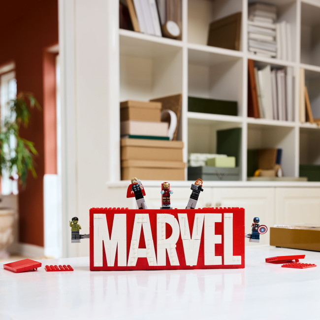 76313 MARVEL logotips un minifigūras