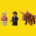 76959 LEGO Jurassic World Triceratopsia tutkimassa