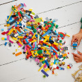 11021 LEGO  Classic 90 vuotta leikkien lumoissa